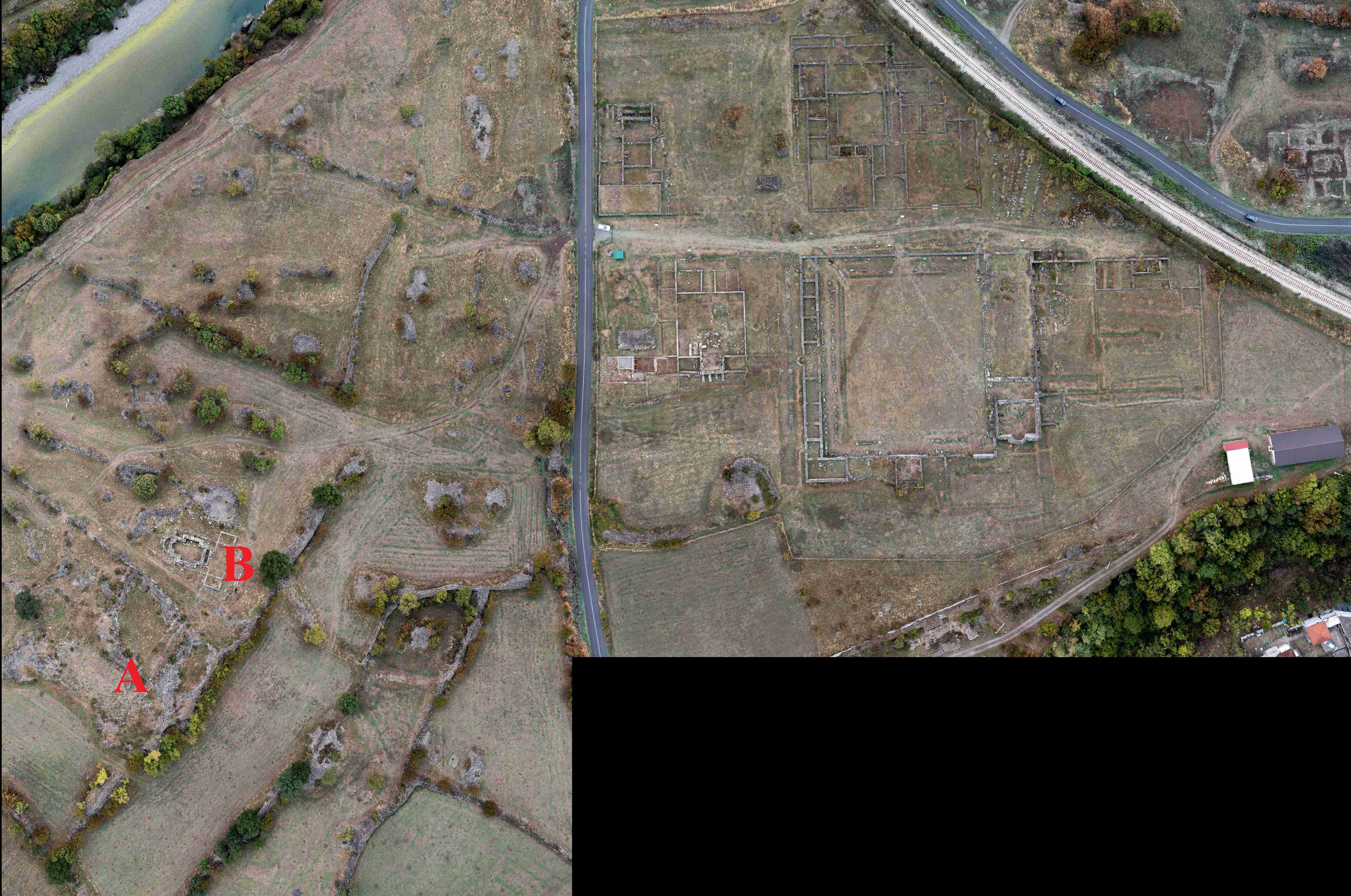Vogelperspektive der archäologischen Grabung Doclea, A: Basilika A, B: Basilika B und kreuzförmige Kirche, Republik Montenegro, 2021 