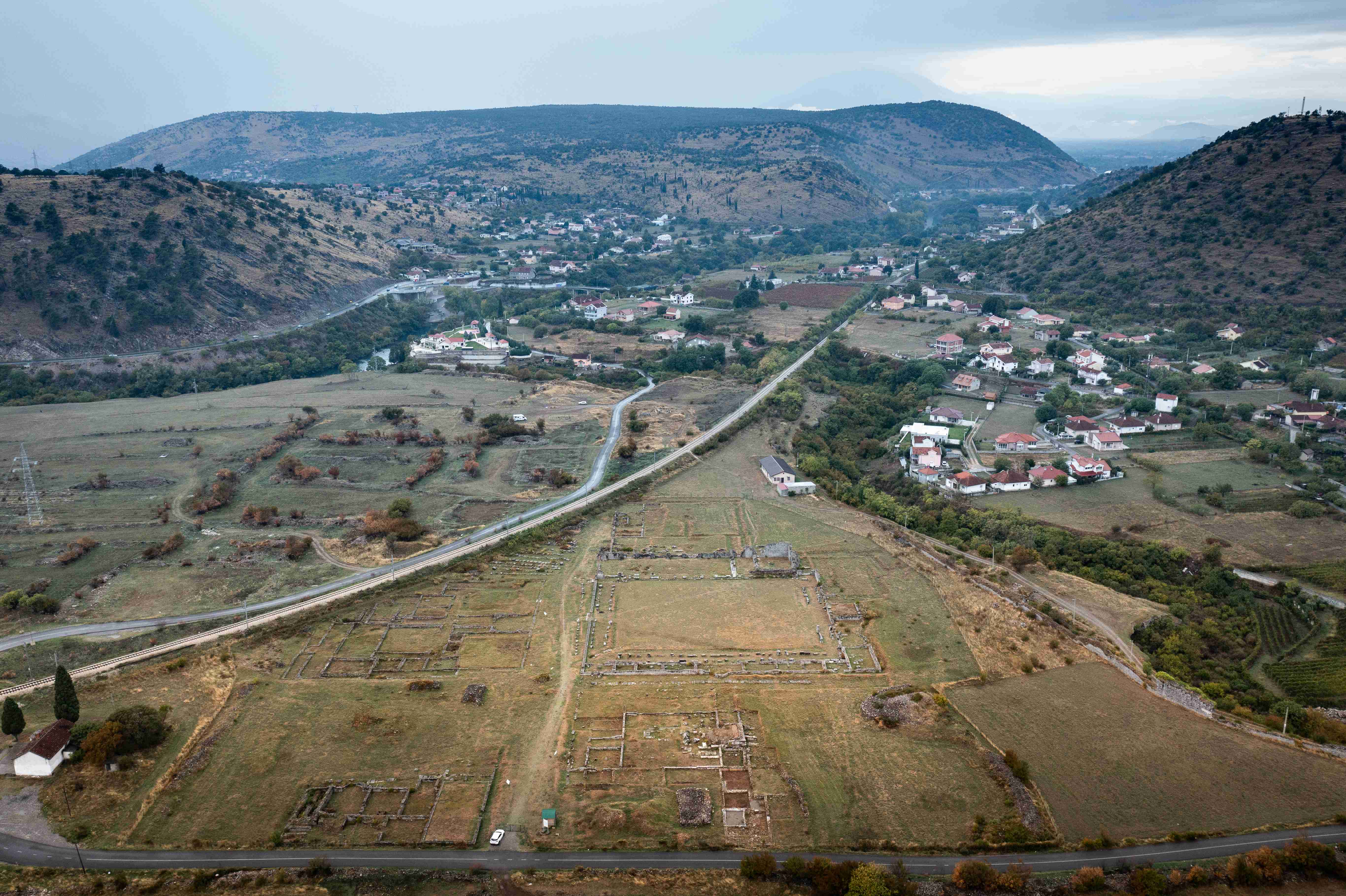 Vogelperspektive der archäologischen Grabung Doclea, der westliche Teil der Stadt im Vordergrund, Republik Montenegro, 2021