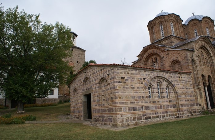 Lesnovo, Kloster von St. Erzengel Michael und St. Hermit Gabriel 2010. Kreuzkuppelkirche mit wiedererrichtetem Exonarthex